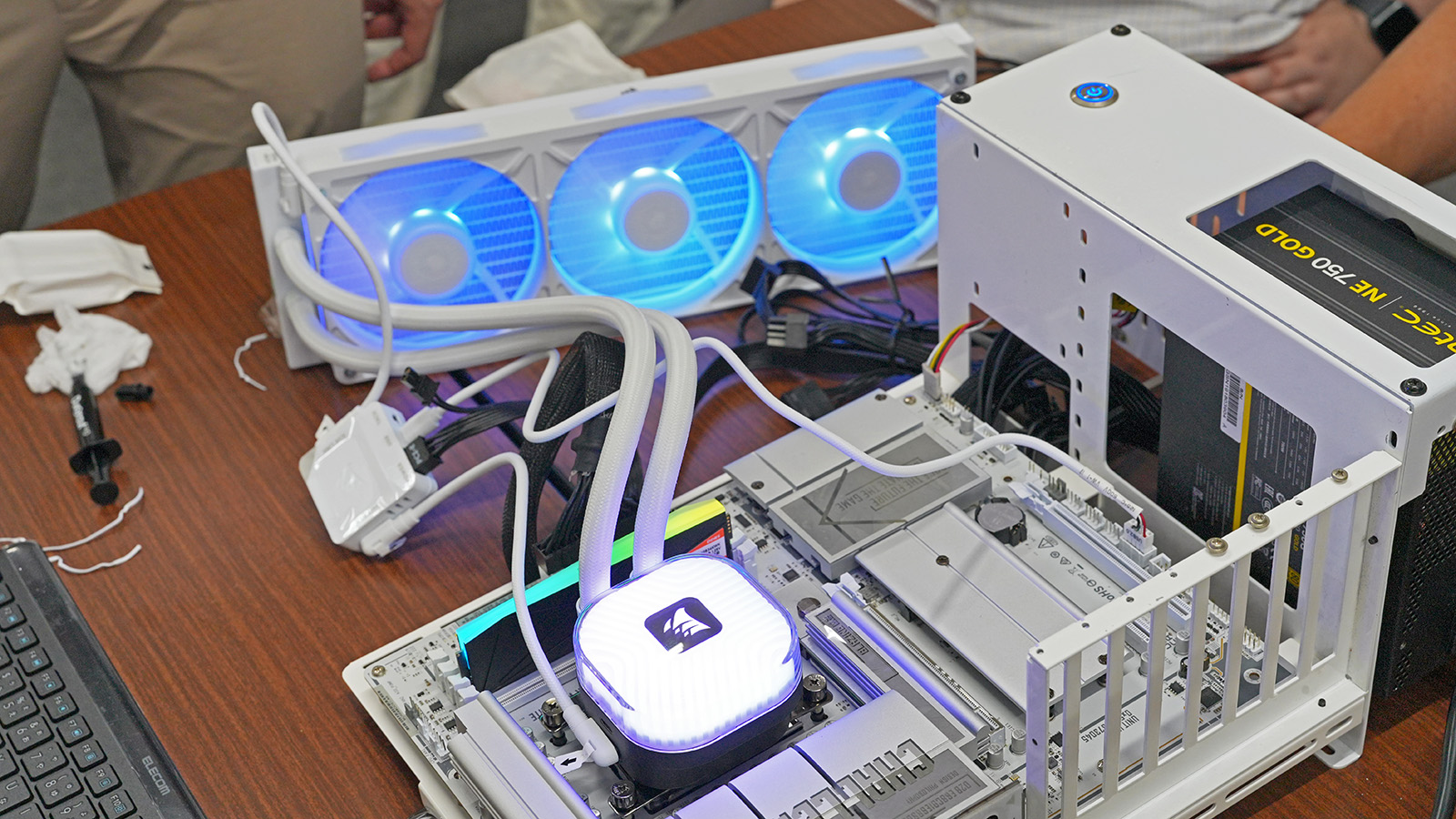 CORSAIRのiCUE LINK TITAN II 360、こちらはホワイトモデルを用意