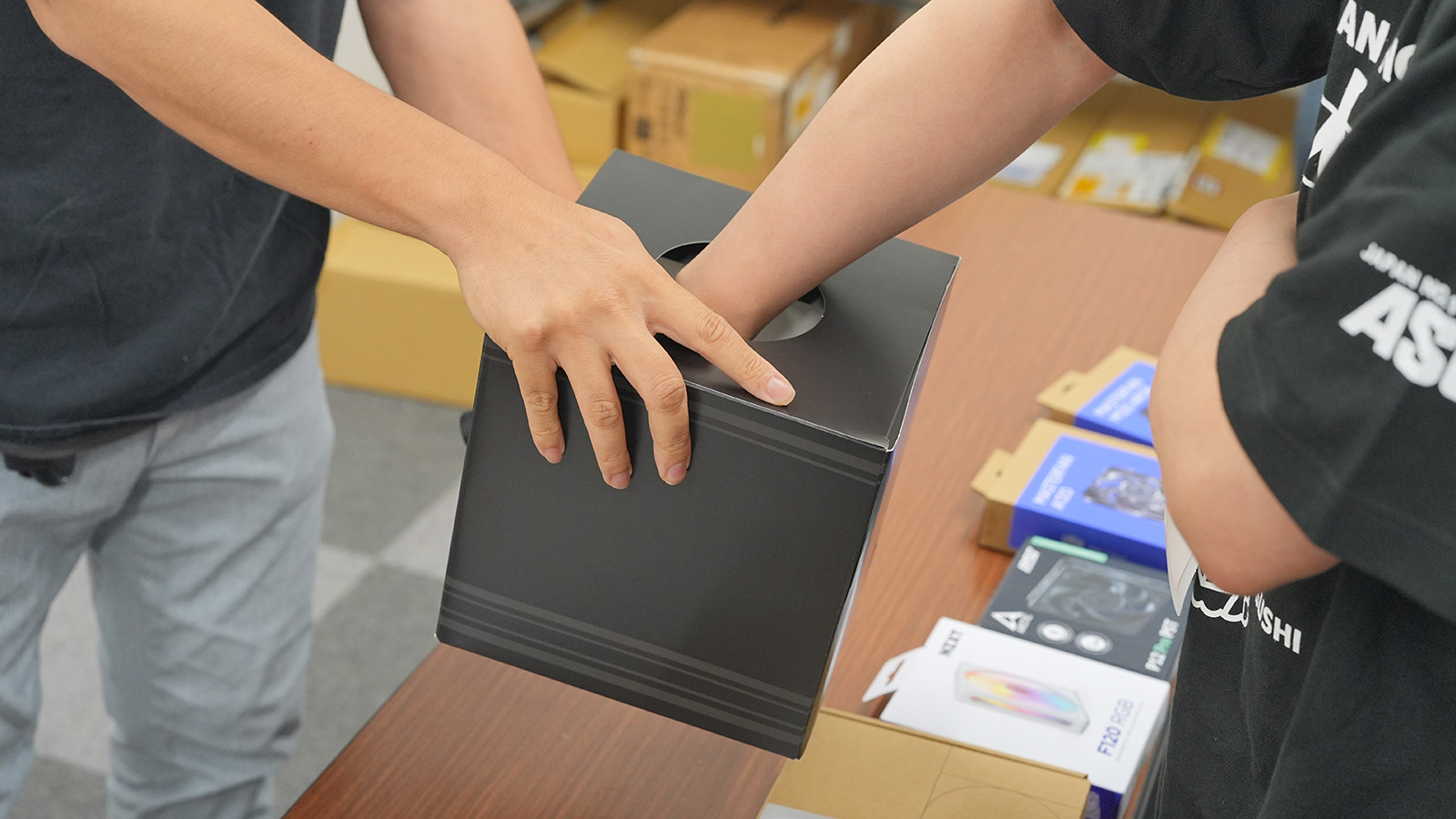 箱の中に入れられたクーラーを手の感触だけで当てるミニゲームも実施