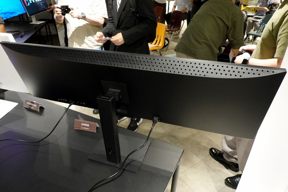 世界初の49インチ“フラット”ウルトラワイドMiniLEDモニター「E49M1R