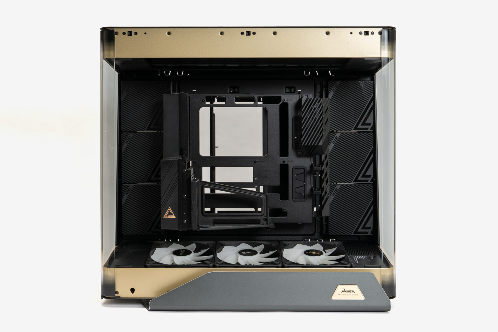 左側面から見ると、PCケース内部がばっちり見える。側面には前後に12cm角ファンを3基ずつ、または36cmラジエーターを1基ずつ取り付けることが可能