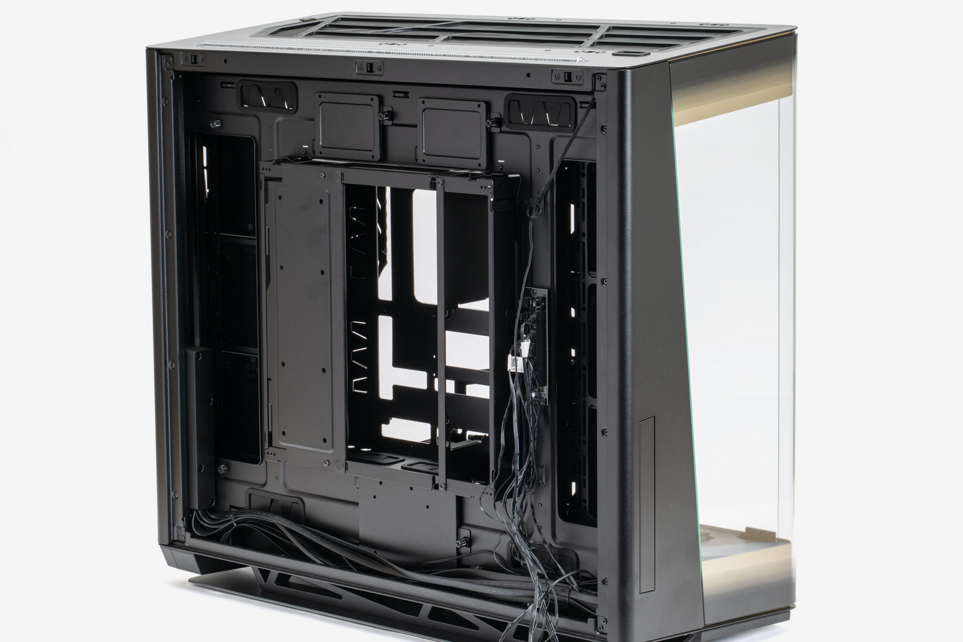 斜め後方から見た右側面。シャドーベイや電源ユニットはすべてこちらの面に集約されている。各種配線のためのスペースは広い