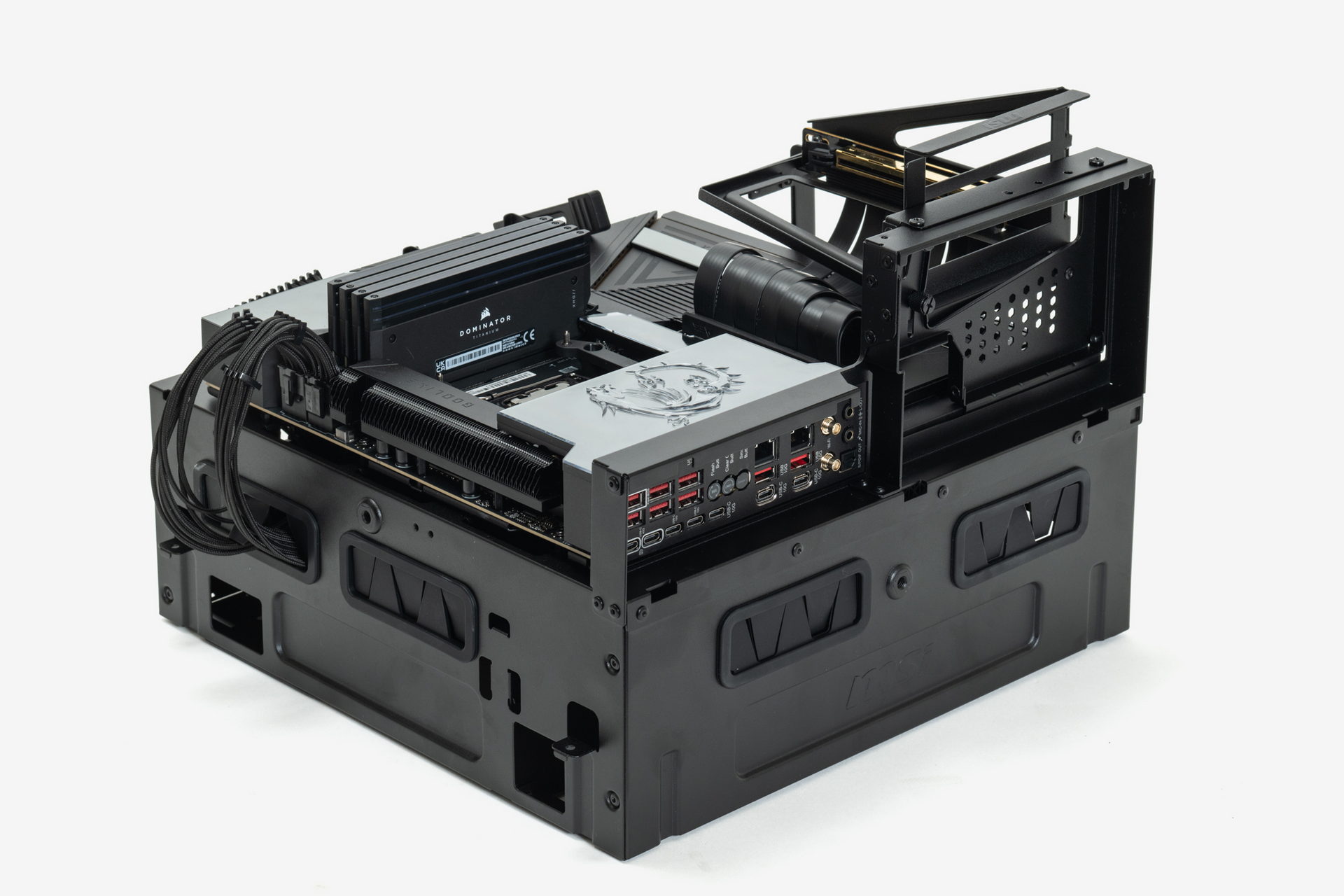 マザーボードや電源ユニットの取り付けと配線の作業は、マザーボードベースのユニットをケース本体から取り外して行える。水冷クーラーを固定するフレームこそないが、実質オープンフレームケースのような構造だ