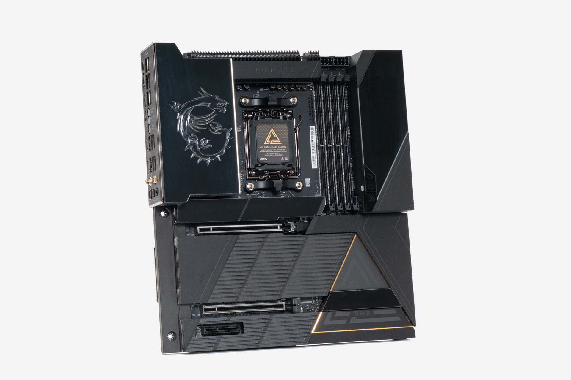 マザーボードは「MEG X870E GODLIKE MAX」。パフォーマンスはもちろん、拡張性やギミックも多彩なまさに最高峰の1枚