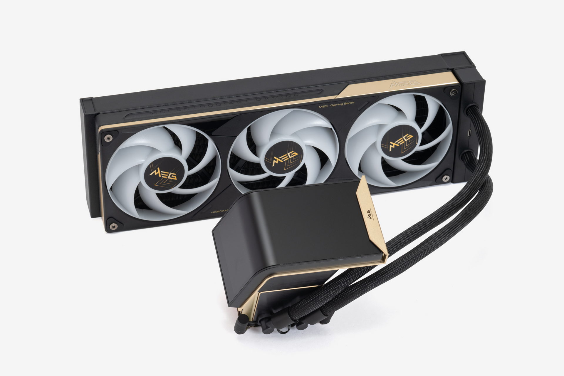 水冷CPUクーラーは最新ハイエンドモデル「MEG CORELIQUID E15 360」を使用。長さ36cm、厚さ30mmのラジエーターに12cm角ファンを3基。曲げの入った形状の6.67型/2,240×1,080ドットのOLED液晶を搭載。液晶パネルのユニットは着脱式