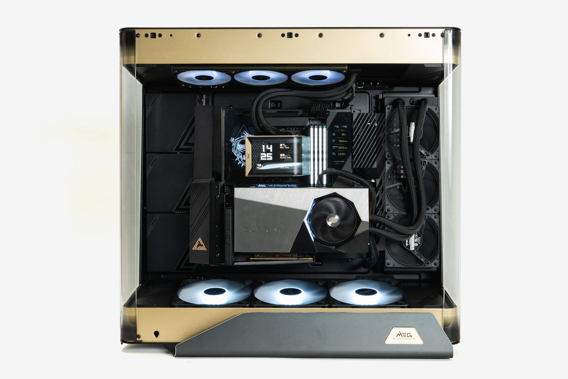 左側面から見たときの様子だ。内部は広く、大型のビデオカードや水冷ラジエーターを組み込んでも余裕がある