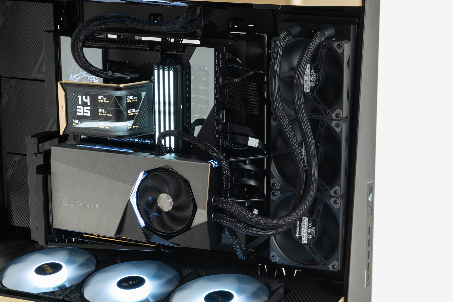GeForce RTX 5090 32G SUPRIM LIQUID SOCのラジエーターおよびファンは側面前方に取り付けた。LED内蔵ファンではないのが惜しい気もするが、その“風格”だけでも十分過ぎるインパクト