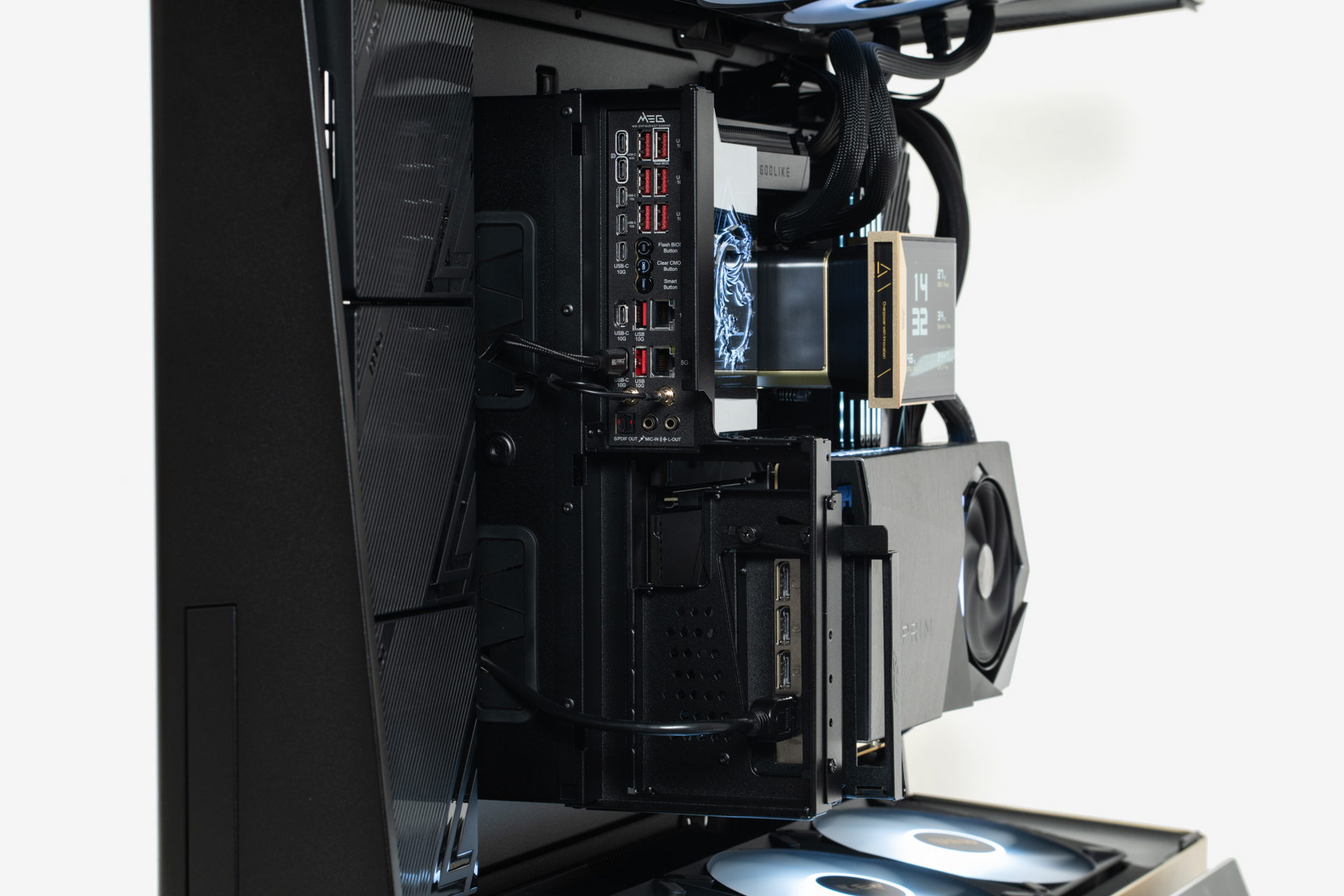 MEG MAESTRO 900Rに組み込んだ後、ケーブルカバーを取り外した状態のマザーボードおよびビデオカードのバックパネル部分。実際に使用する際は、本体裏面から映像出力ケーブル、ネットワークやそのほかの各種ケーブルを引き込んで接続し、ケーブルカバーを取り付ける