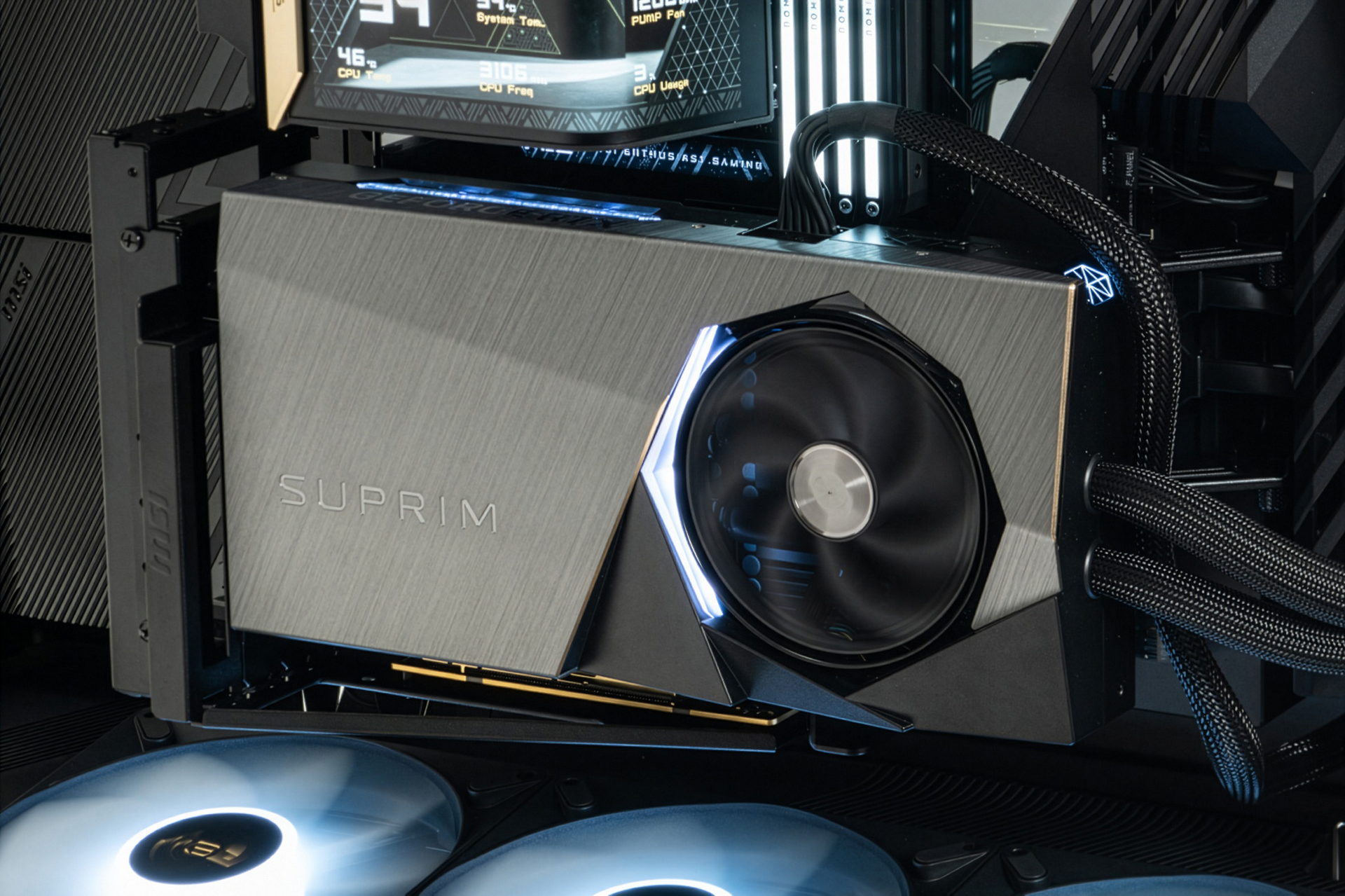 ビデオカードは“映え”を優先して垂直配置とした。PCIe 5.0接続対応の高性能・高品質なライザーケーブルはMEG MAESTRO 900Rに付属する