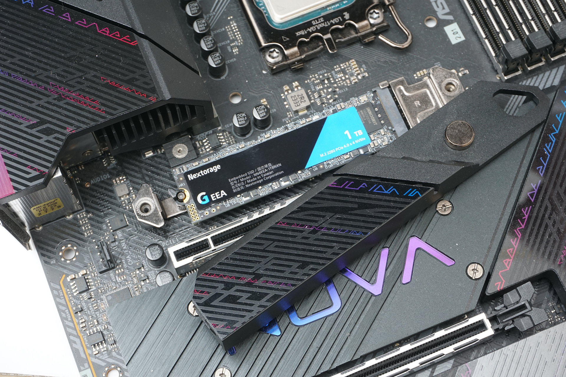 温度はマザーボード付属のヒートシンクを装着してテストを行っている