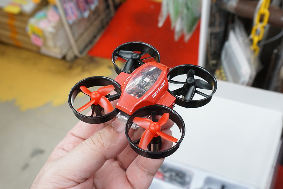 も*ん様 ドローン　受信機　リモコン　まとめ カラバリ豊富な1,100円のリモコン付きドローンがあきばお～に入荷