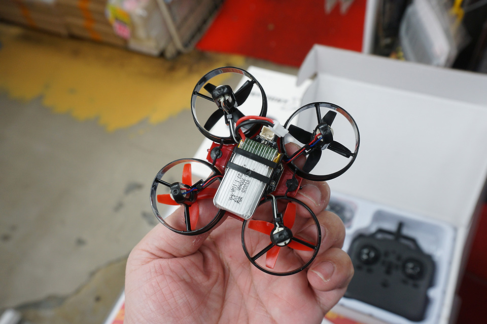 カラバリ豊富な1,100円のリモコン付きドローンがあきばお～に入荷