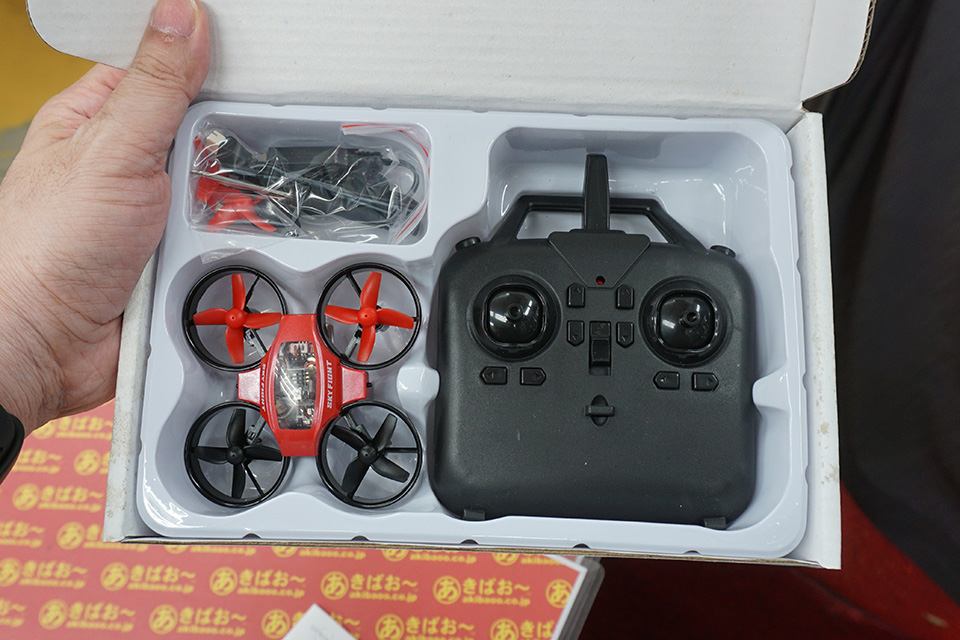 カラバリ豊富な1,100円のリモコン付きドローンがあきばお～に入荷