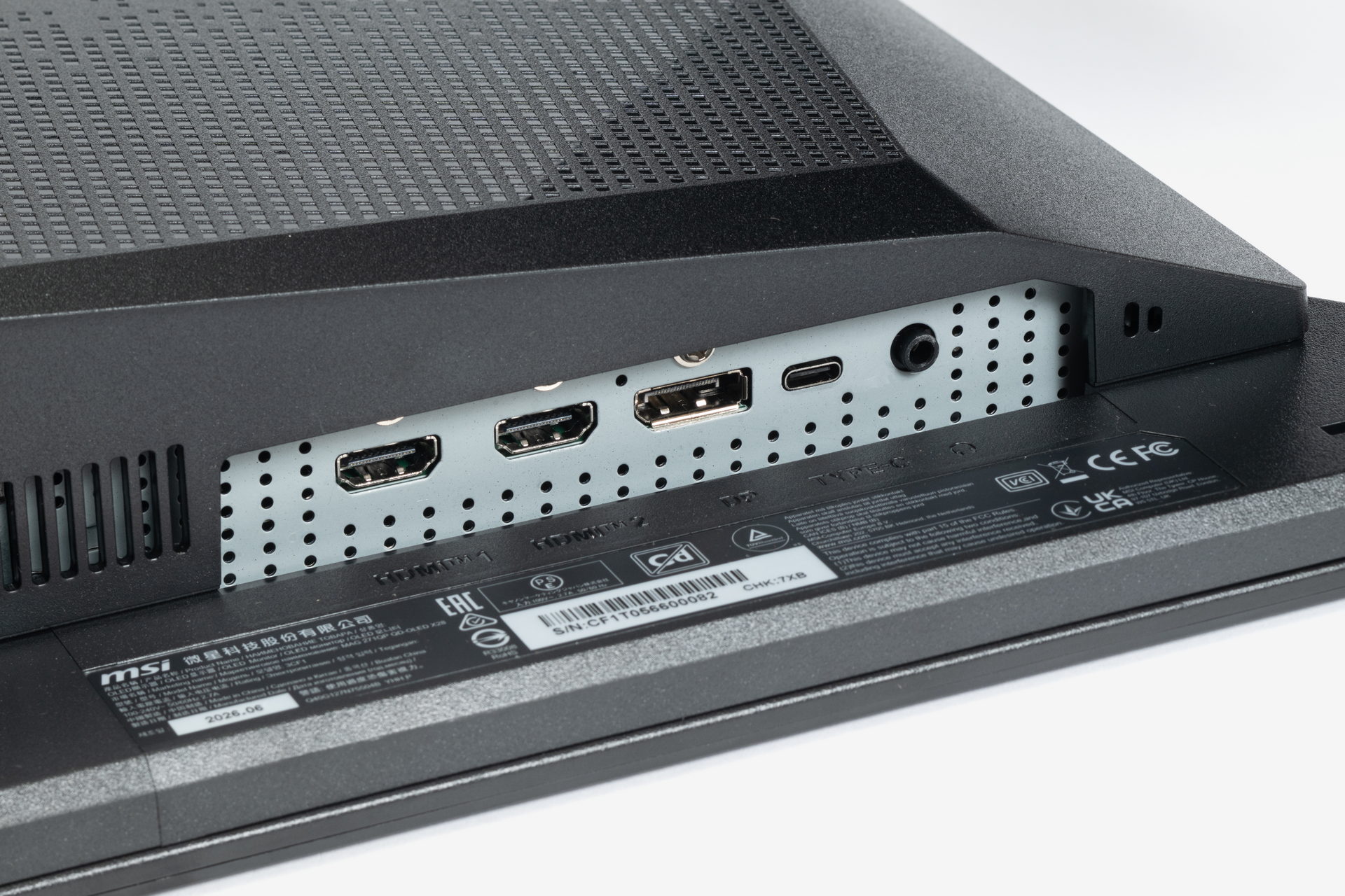 背面の端子類。HDMI×2、DisplayPort×1、USB Type-C×1の4系統入力を搭載。なお、電源内蔵型で電源ケーブルを直接接続する