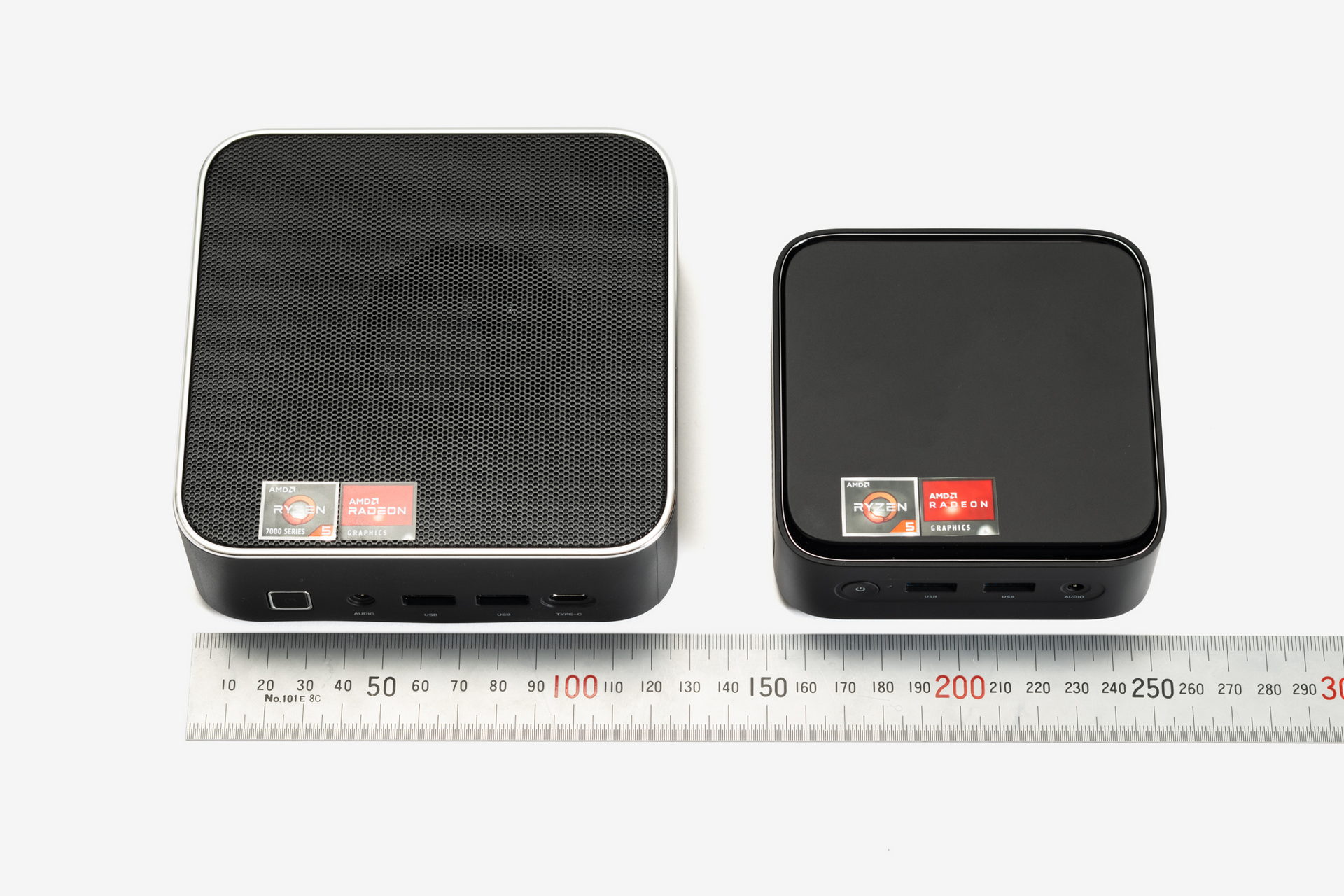 今回紹介する「LC7530」(左)と「LC3501」(右)のサイズ比較。同じミニPCというカテゴリーでも、サイズやパフォーマンス面で異なるキャラクターを持つ2台。用途と設置場所、そして予算を事前に考慮して選ぶのが最善だ
