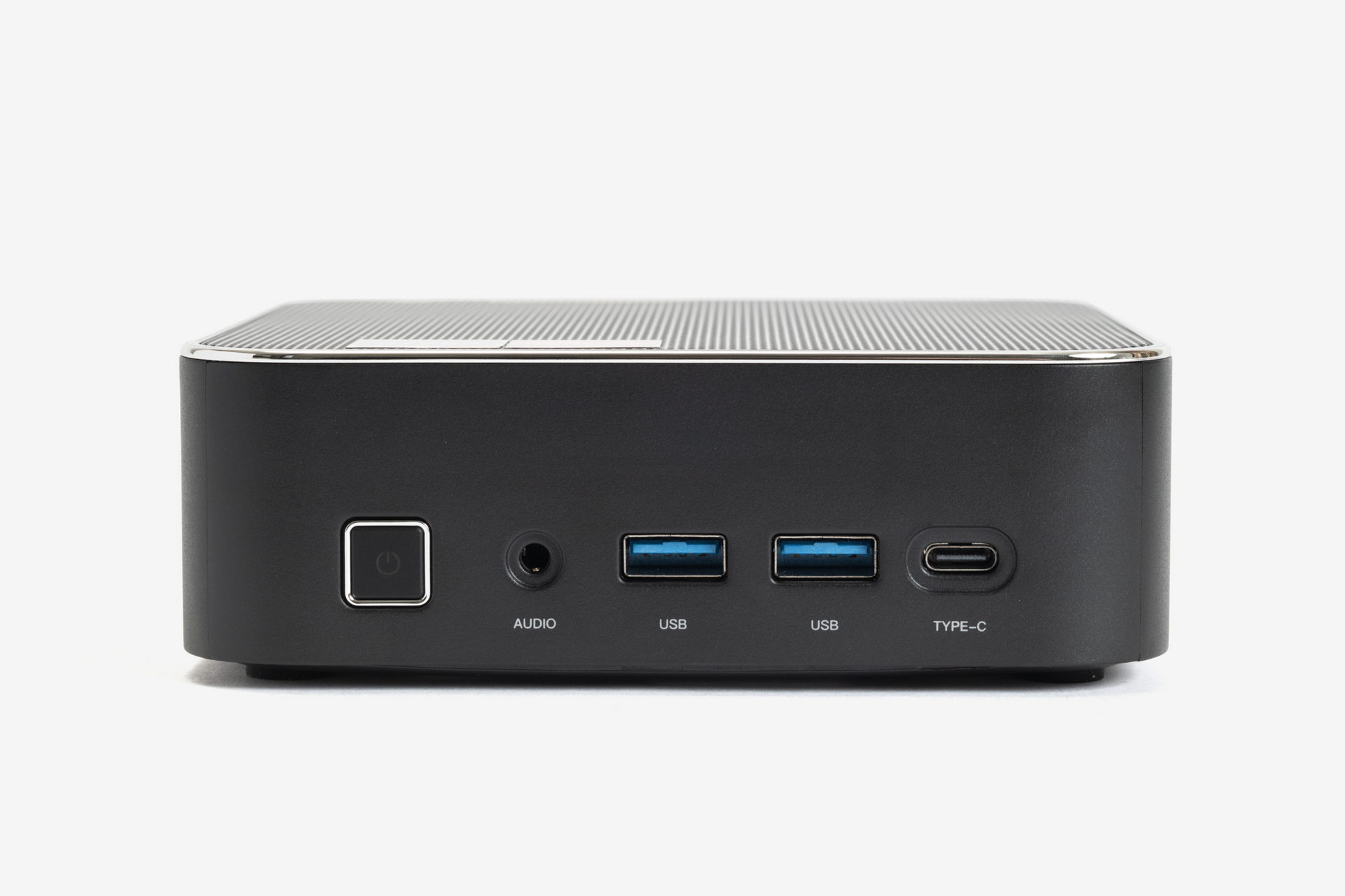 前面にはUSB 10Gbps Type-A×2とType-C×1(DP Alt Mode対応)、ヘッドセット端子×1を搭載