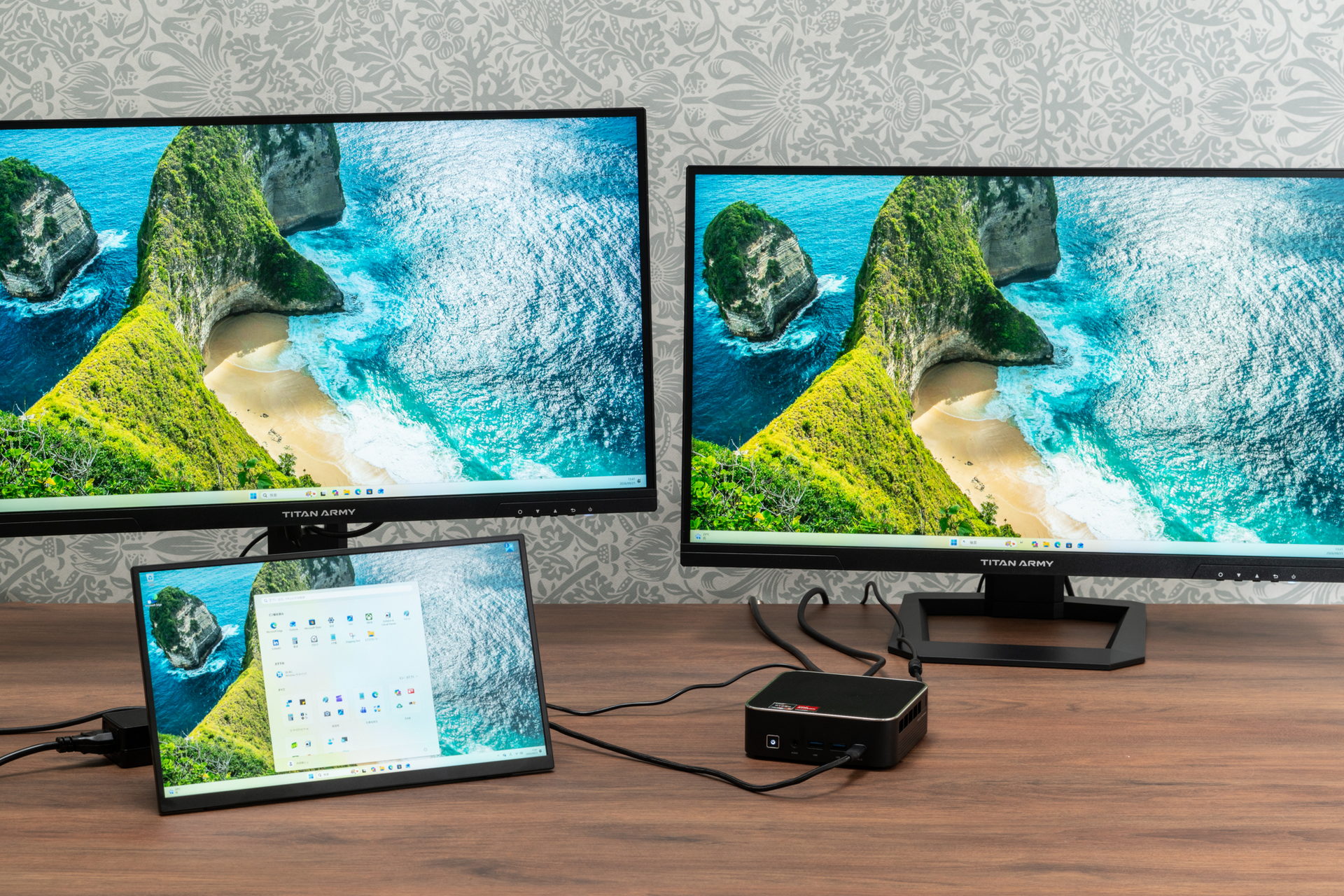 LC7530では、DisplayPortとHDMI、USB Type-Cの合計3台のマルチディスプレイ環境を構築できる(後述のLC3501は2台に対応)。メインで利用する大型液晶モニターを2台、さらに手元に置いて利用するタッチ対応の小型モバイルモニターも追加して、PCの使い勝手を最大限に高めるというのもいいだろう