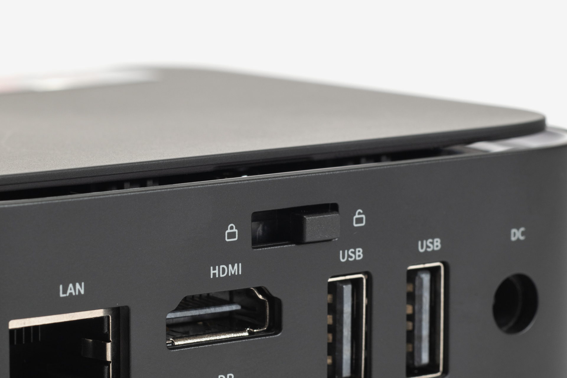 メモリスロットやM.2スロットにアクセスしやすいのもLC3501の特徴。背面上部に装備するスライドスイッチでロックを解除すると天板が外せるようになる