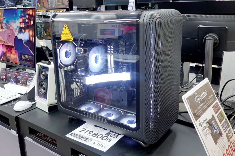 HYTEの曲面ガラスケースを採用したRabbit0 StudioゲーミングPC