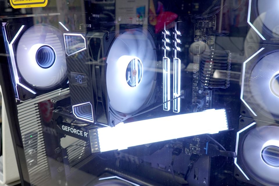 HYTEの曲面ガラスケースを採用したRabbit0 StudioゲーミングPC