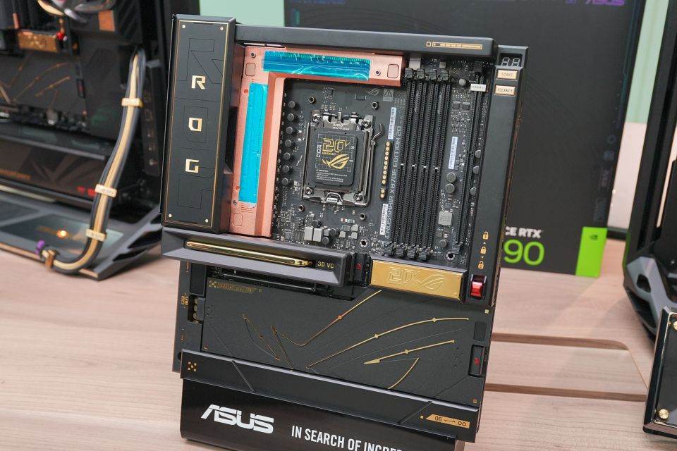 ROG 20周年を飾るモンスターマザー「ROG CROSSHAIR X870E EDITION 20