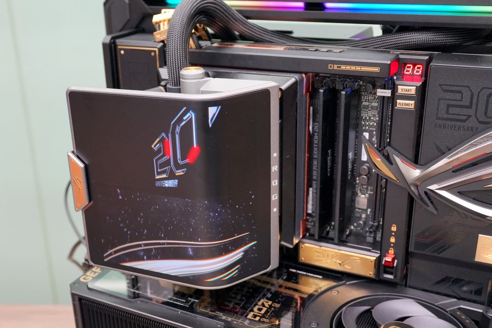 ROG 20周年を飾るモンスターマザー「ROG CROSSHAIR X870E EDITION 20