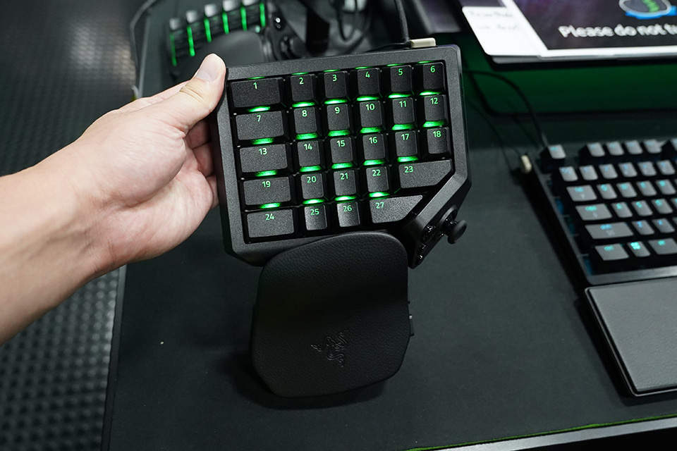 MMO/FPS向けゲーミングキーパッド「Razer Tartarus V2 Pro」の実機展示