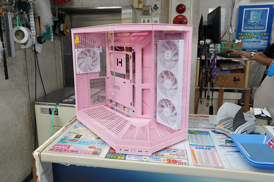 ピンク ハイジ柄　エンボス加工 パソコンケース 3面パノラマガラスPCケース「HYTE Y50 RGB」がTSUKUMOで展示スタート