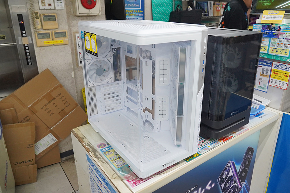 Thermaltakeの曲面強化ガラス/デュアルチャンバーケース「View 590 TG