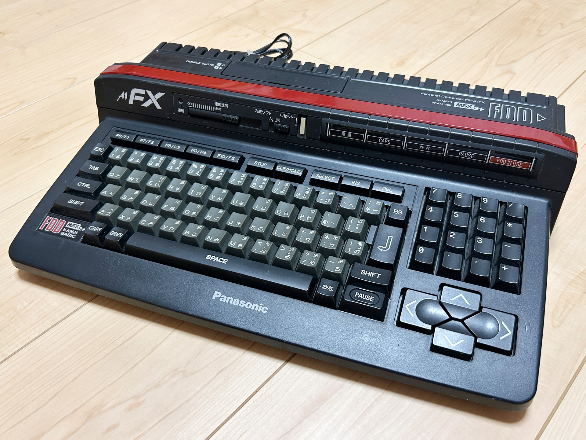 一目見た瞬間に印象に残る、赤色のラインが特徴的な1台です。本体右上にはMSX2+のロゴと、FDDの大きな文字が誇らしげにプリントされていました。外見がほぼ同じFS-A1WXがシックな印象を与えているのに対して、FS-A1FXはややポップに感じます。