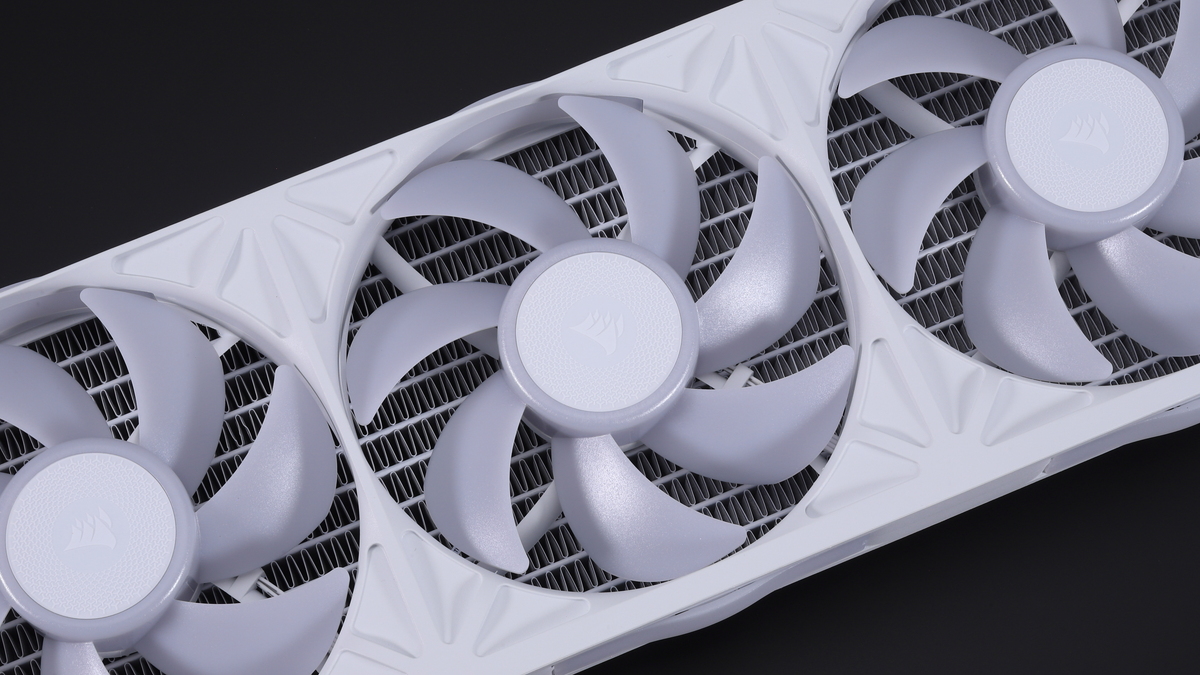 120mmファンはそれぞれ8基のRGB LEDを内蔵。回転数は400～2,100rpm±10％