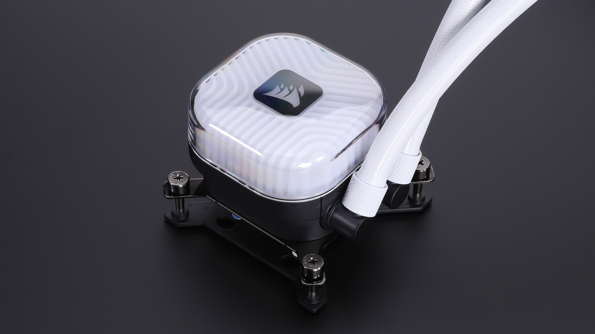水冷ヘッド。外装にクリアパーツを使用しており、内部には20個のRGB LEDを搭載