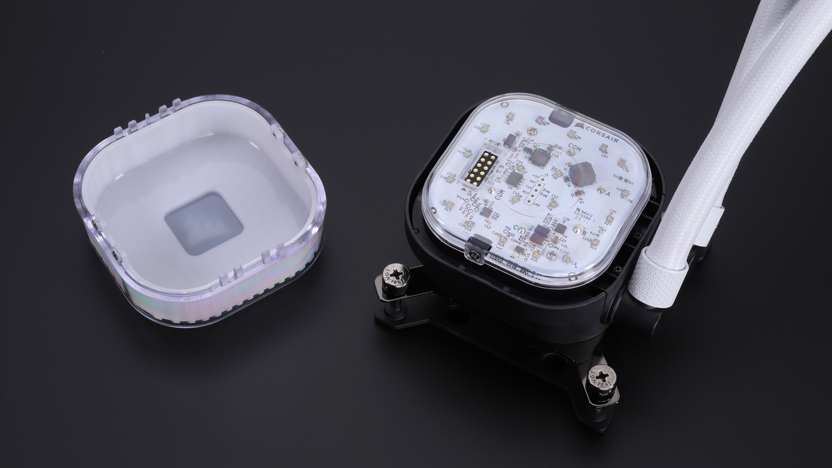 水冷ヘッド上部のパーツは取り外し可能。ヘッド側にはオプションパーツ用の電極が配置されている