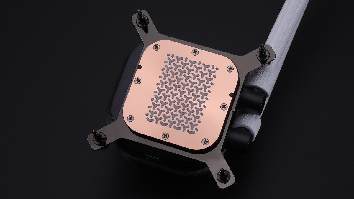銅製のベース面にはCORSAIRブランドのサーマルグリスが塗布されている