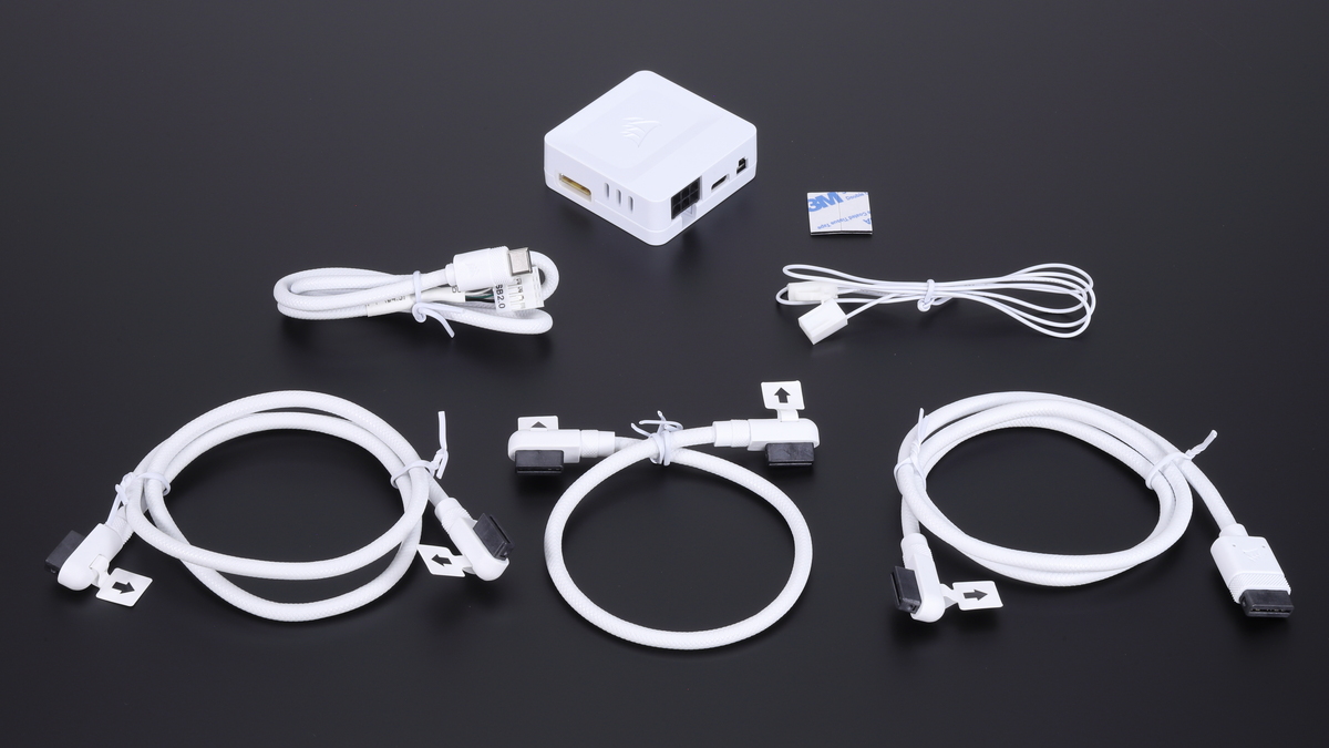 手前の3本のケーブルがiCUE LINKケーブル。最奥がiCUE LINKシステムハブで、同ユニット用のUSBケーブルと回転数検知用3ピンFANコネクタも同梱されている
