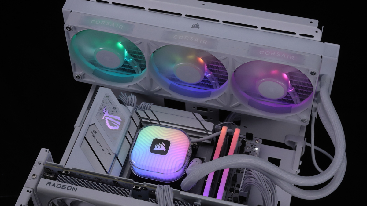 水冷ヘッドと冷却ファンに合計44基のRGB LEDを備えるiCUE LINK TITAN II 360 RX RGB。PC内部をライトアップする能力に優れた製品だ
