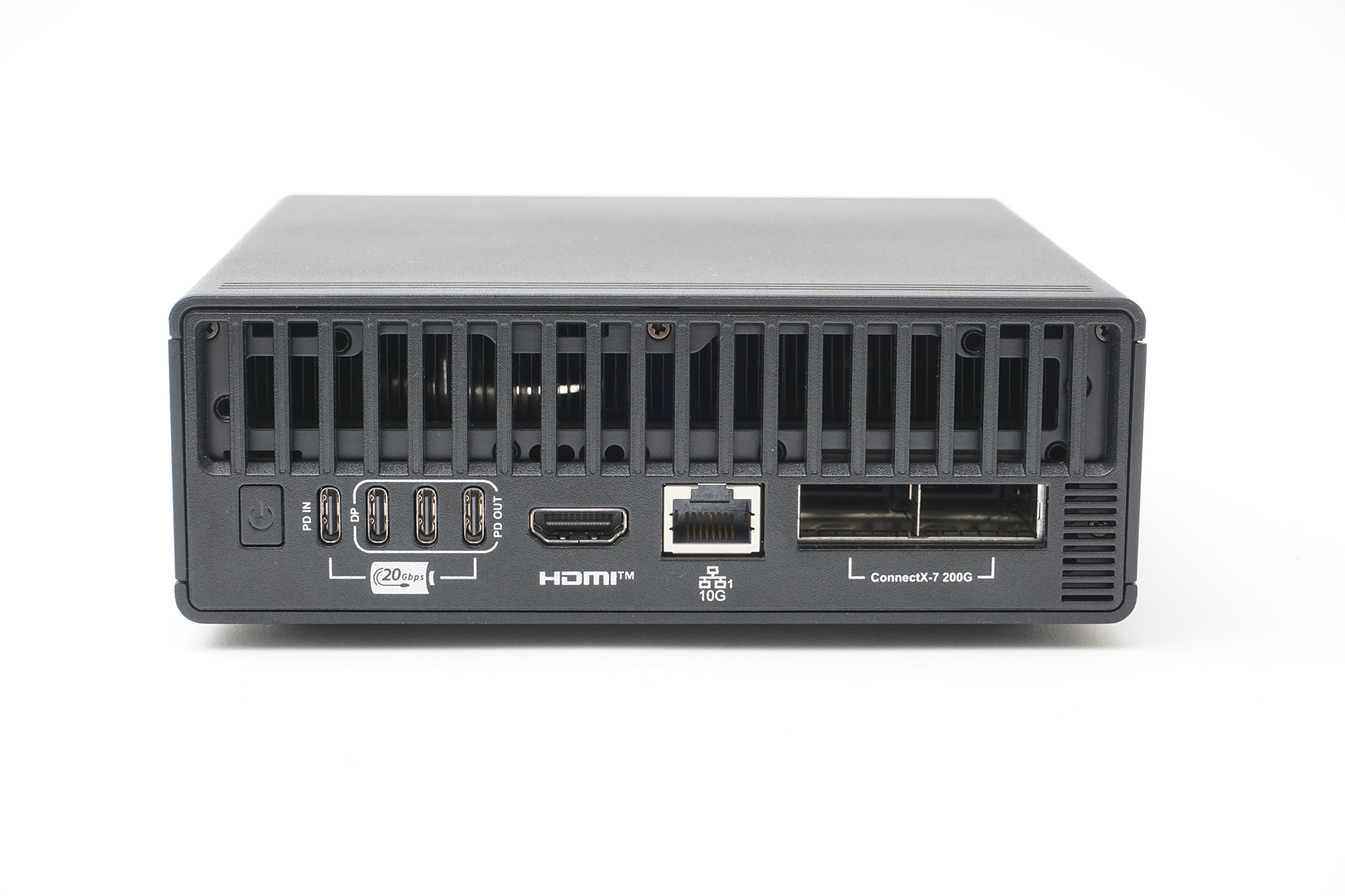 背面には電源ボタン、PD IN、USB Type-C×3、HDMI出力、10GbE有線LAN、ConnectX-7が搭載されている