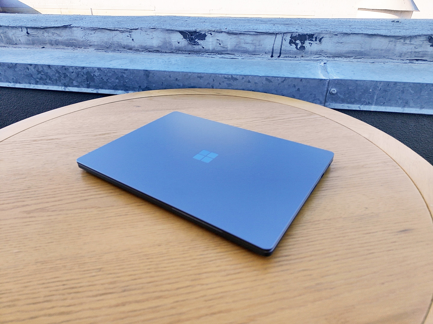 箱から取り出した。これが100万オーバーのSurface Laptop Ultraだ！