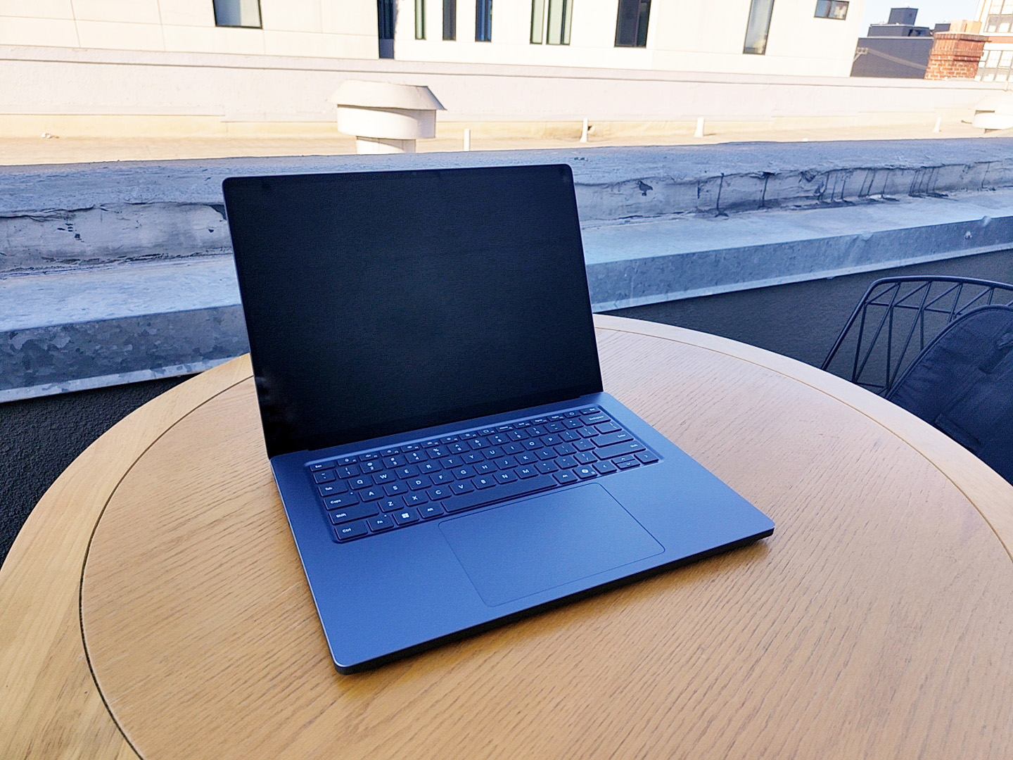 Surfaceらしいシンプルなデザイン。ディスプレイは15型でMini-LEDかつタッチスクリーン対応のPixelSense Ultraが採用されている