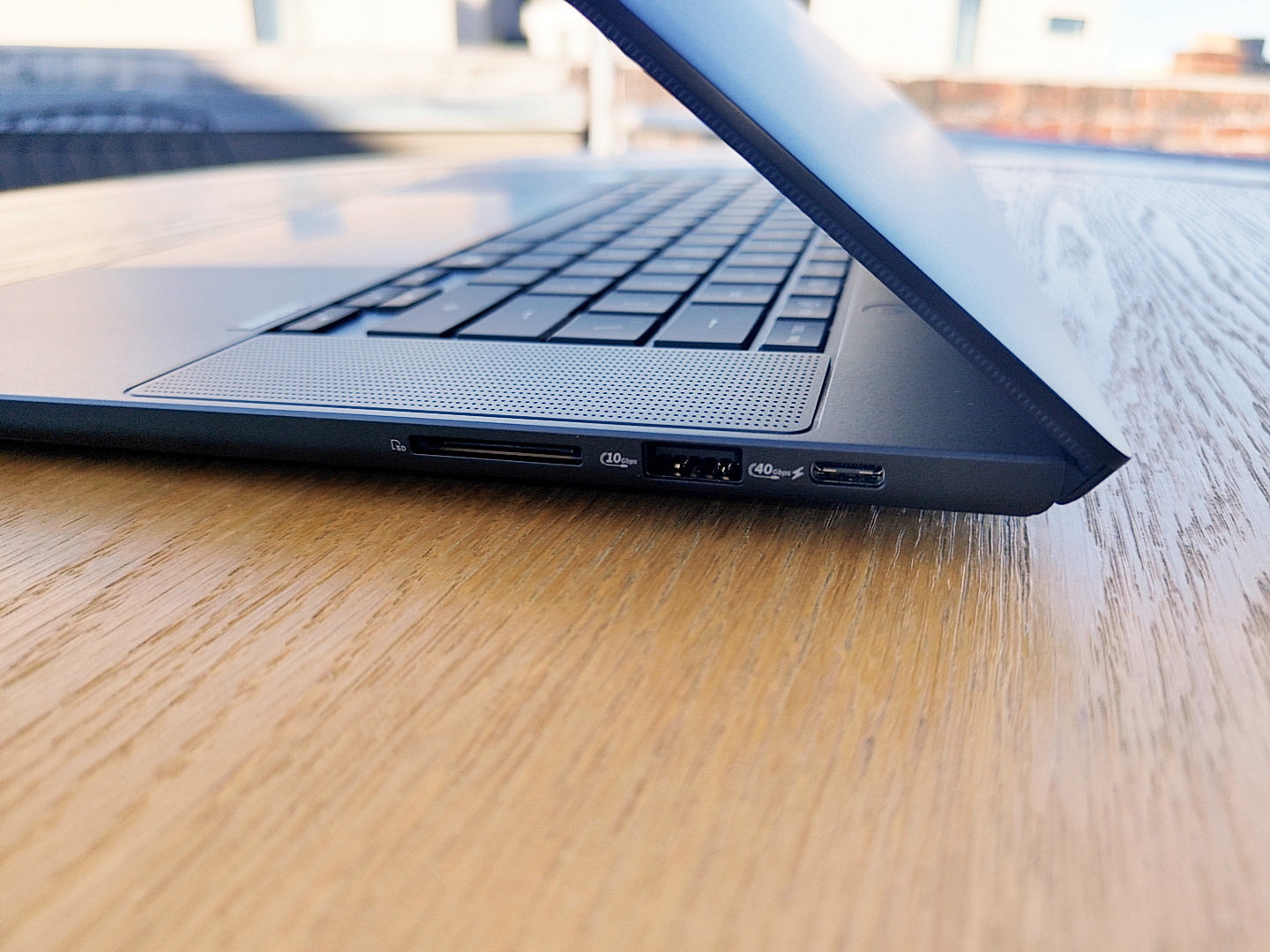 右側面にはSDカードスロット、USB 3.2 Gen 2、USB4が並ぶ。Type-A形状もあるのが便利だ