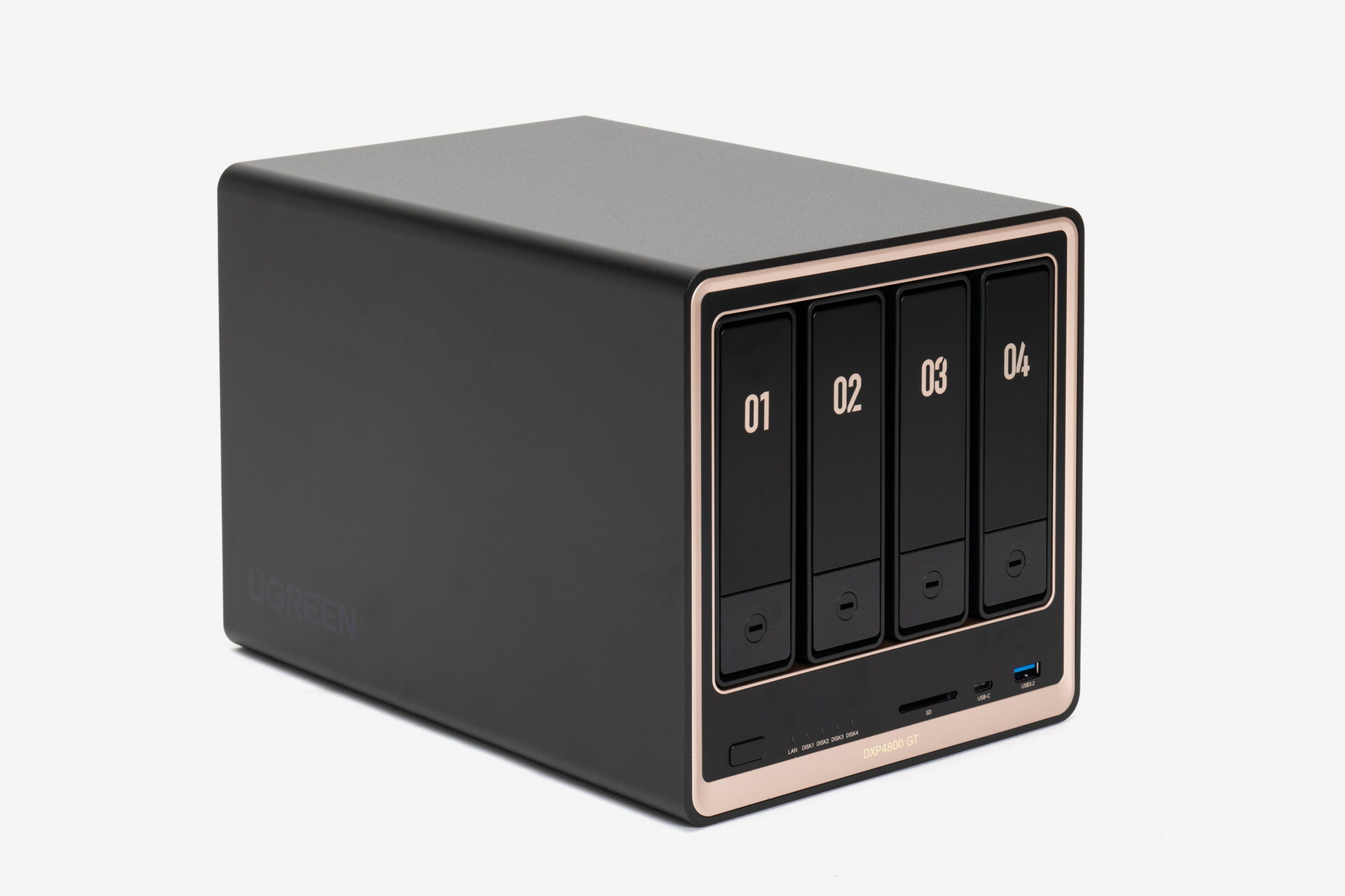 「UGREEN NASync DXP4800 GT」。UGREENの4ベイNASラインナップでは上位にあたり、4コアのAMD Ryzenやデュアル10GbEなどを搭載する多機能モデルだ