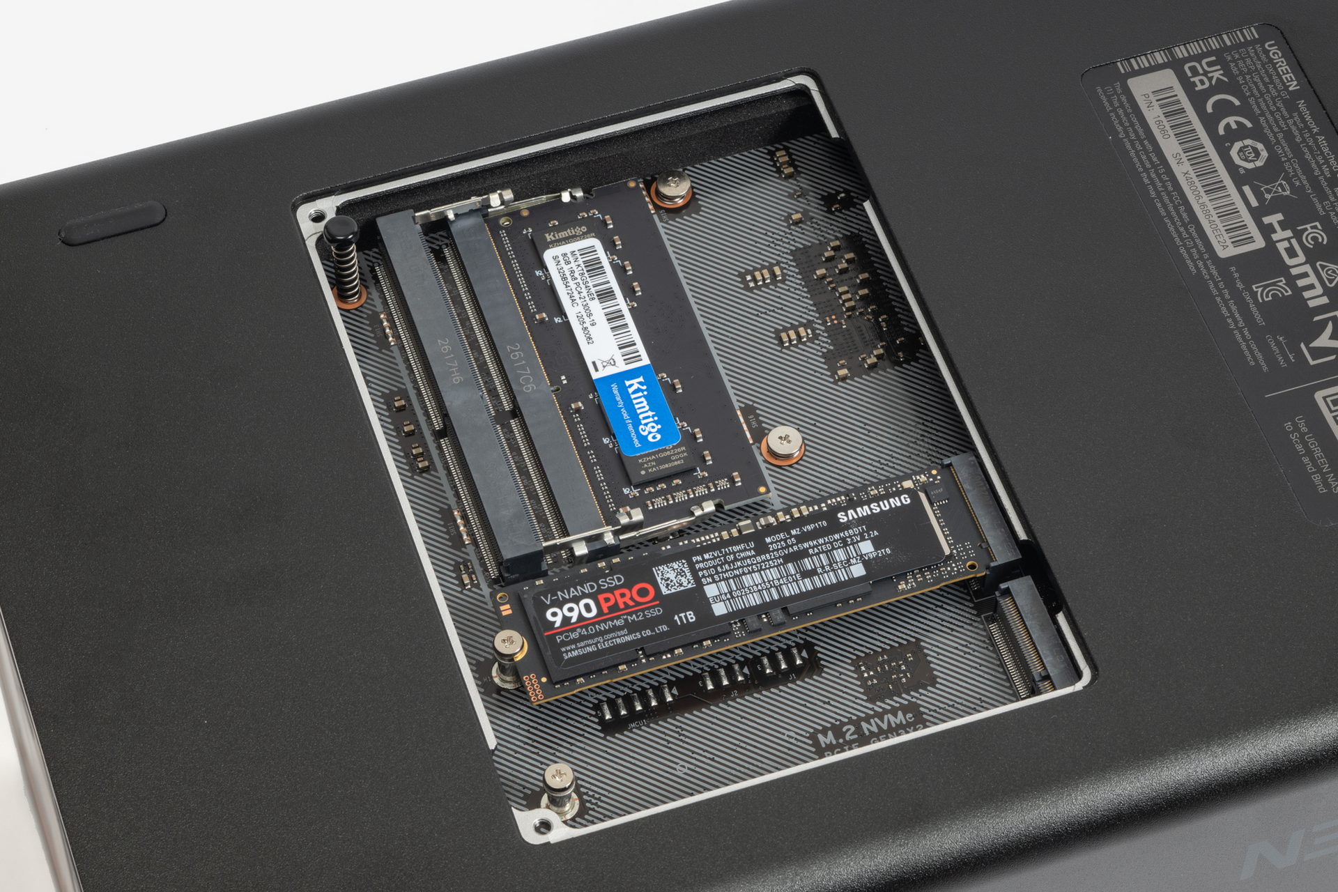 本体底面のカバーを外すと、SO-DIMMスロットとM.2スロットにアクセスでき、簡単にメモリやM.2 SSDの増設が可能