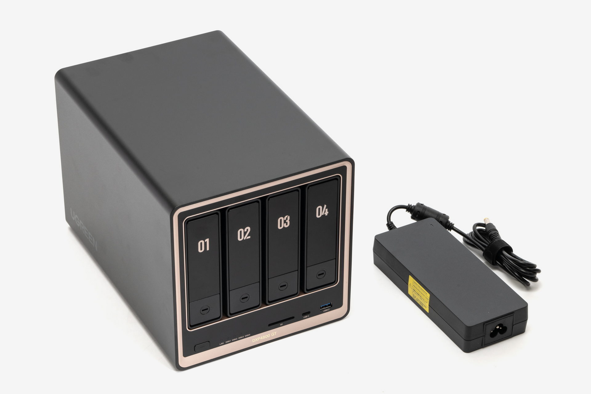 本体サイズは約25.8×17.8×17.8cm。電源には付属のACアダプターを使用する