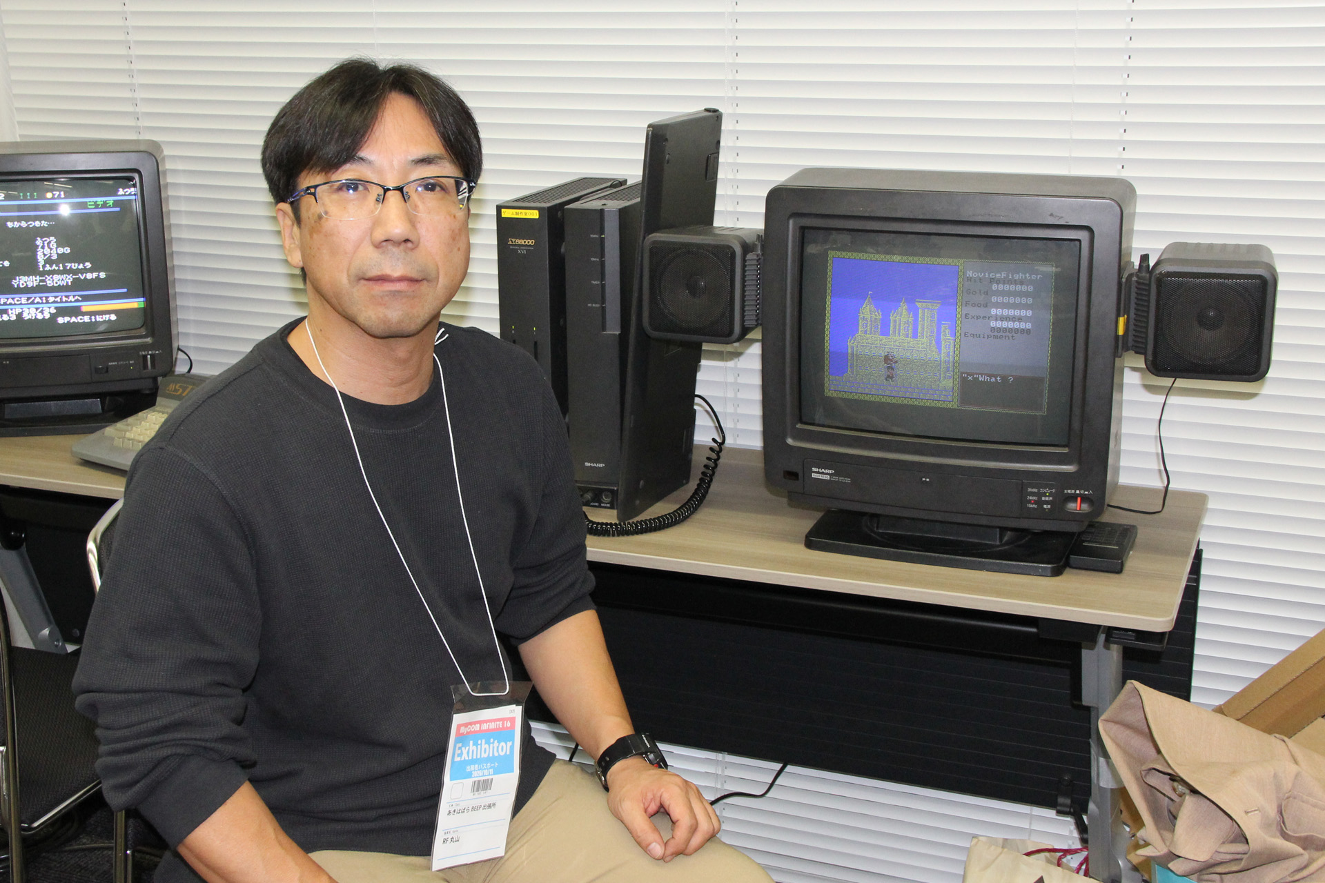 ブースで写真撮影に応じてくれたプロデューサーの丸山氏