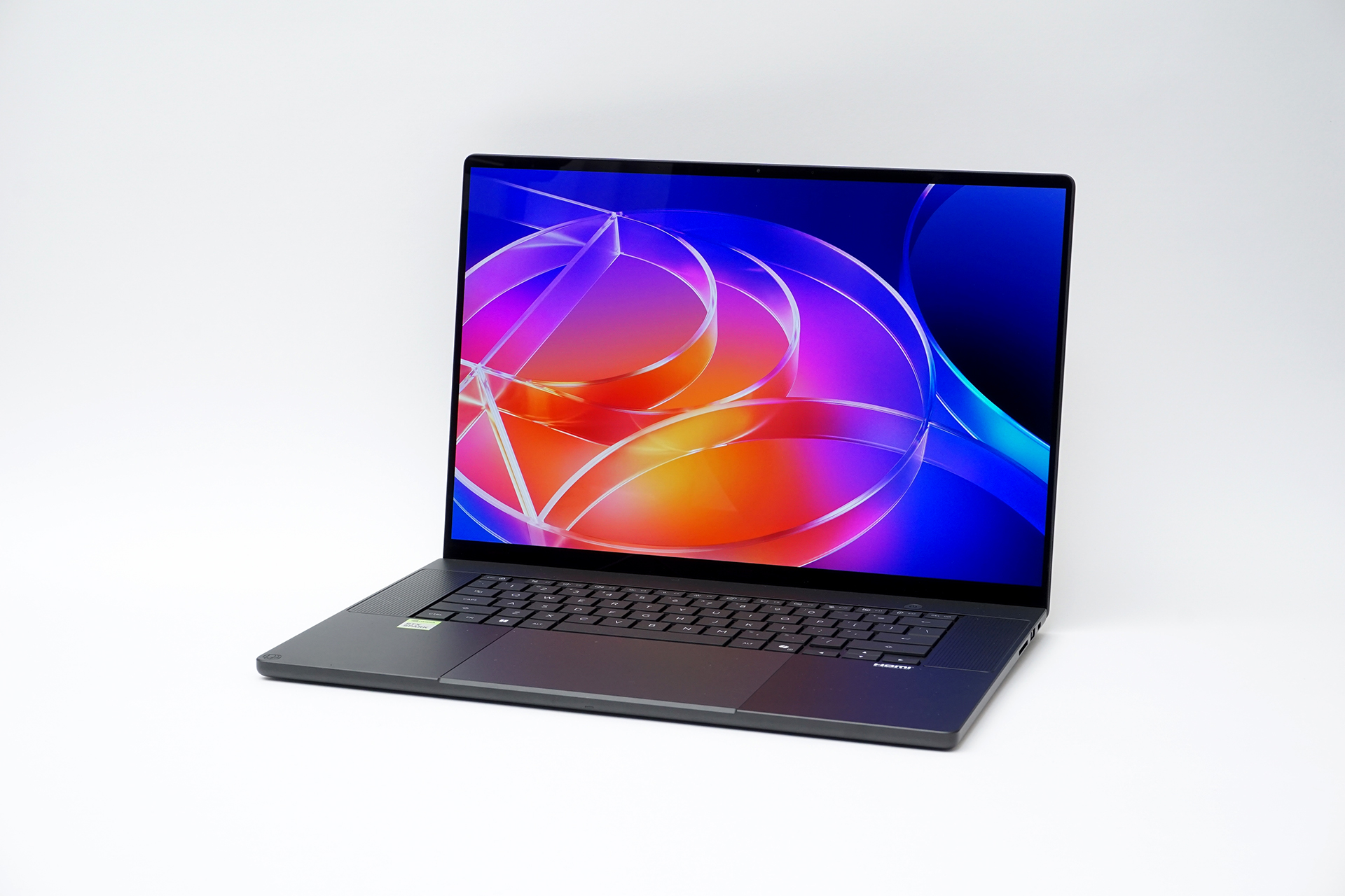 ASUSの16型ノートPC「ProArt P16(H7607)」。今回使用したのは、RTX Spark N1Xと64GBメモリ、3K OLEDを搭載する海外仕様の評価機だ