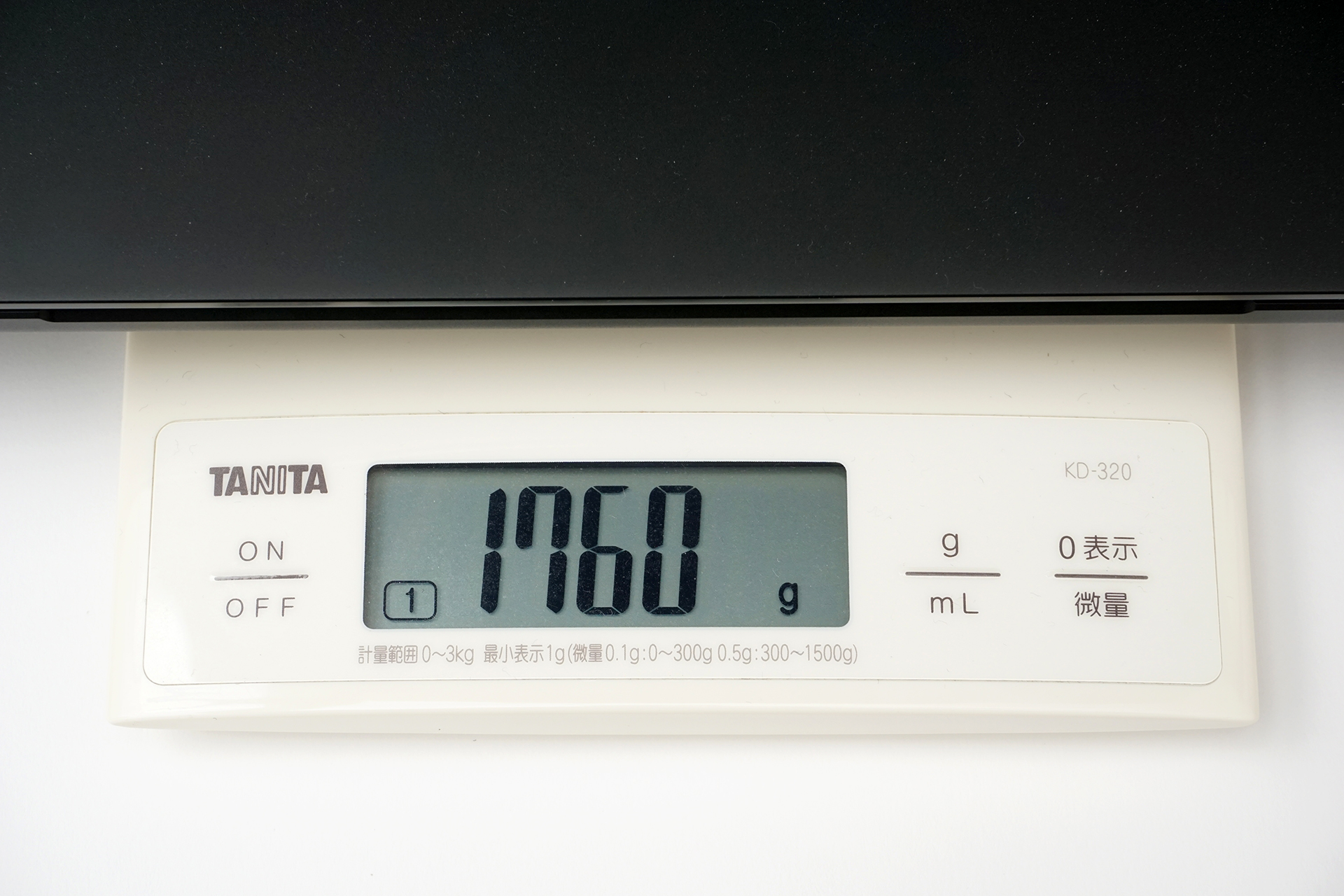 本体の重量は実測1,760g。16型の画面と64GBメモリを備えながら、持ち運びも考えられる重さだ