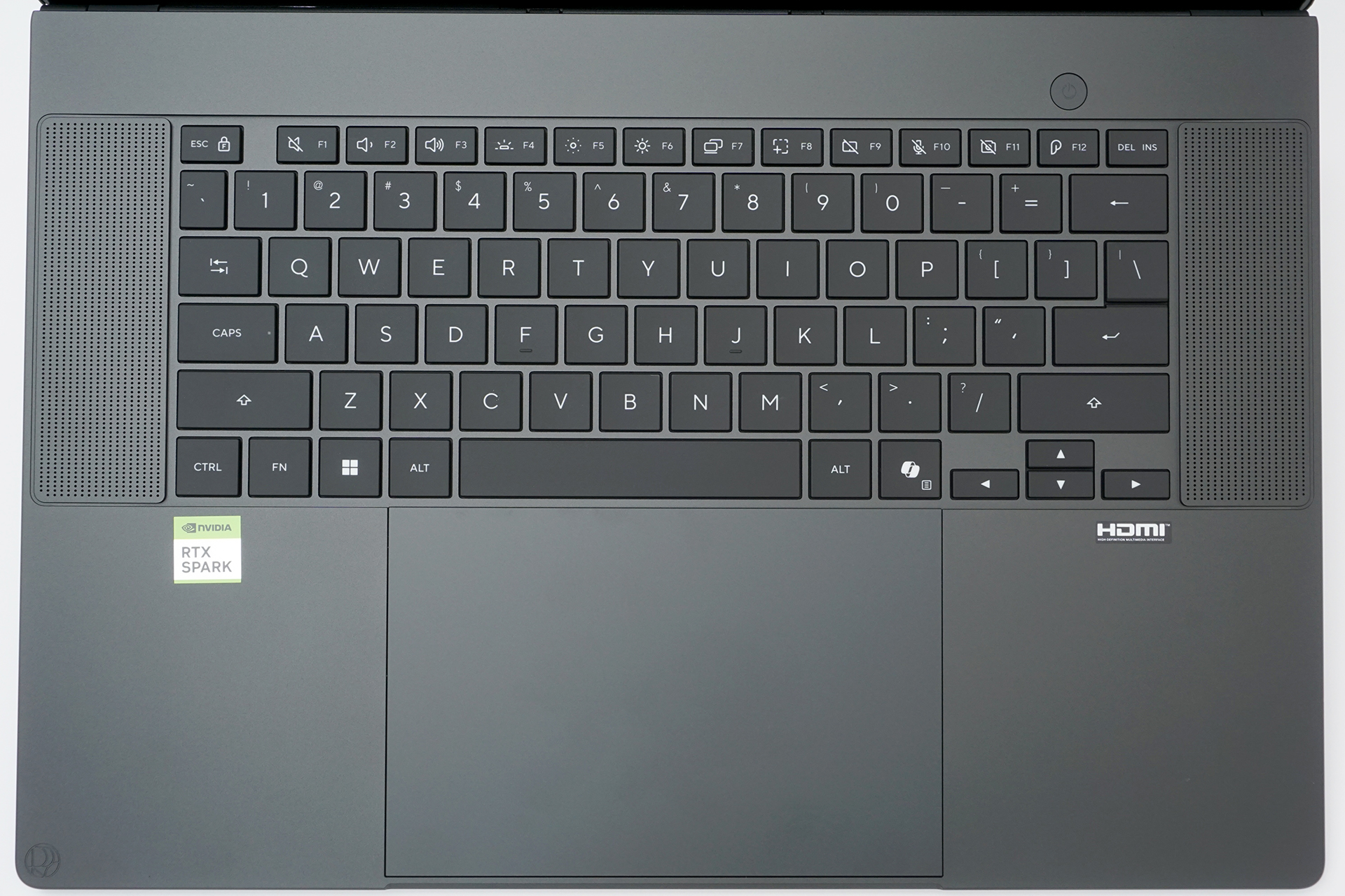 英語配列のキーボードと大きなタッチパッド。今回は海外仕様の評価機なので国内版では異なる可能性がある