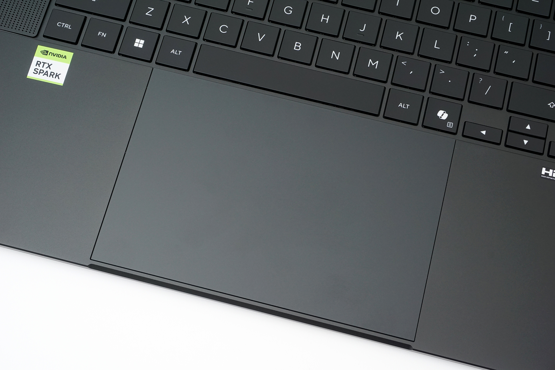 英語配列のキーボードと大きなタッチパッド。今回は海外仕様の評価機なので国内版では異なる可能性がある