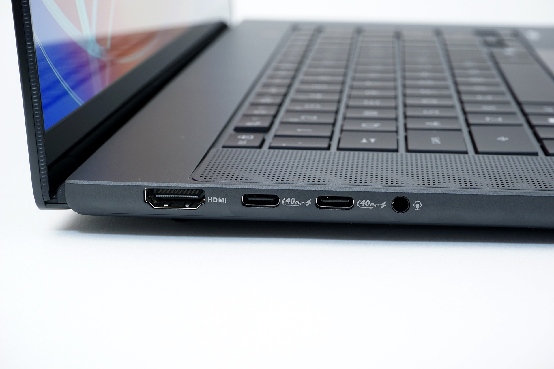 左側面はHDMI出力、USB4×2、ヘッドセット端子。USB4は40Gbps対応で、映像出力とUSB PD給電にも対応する