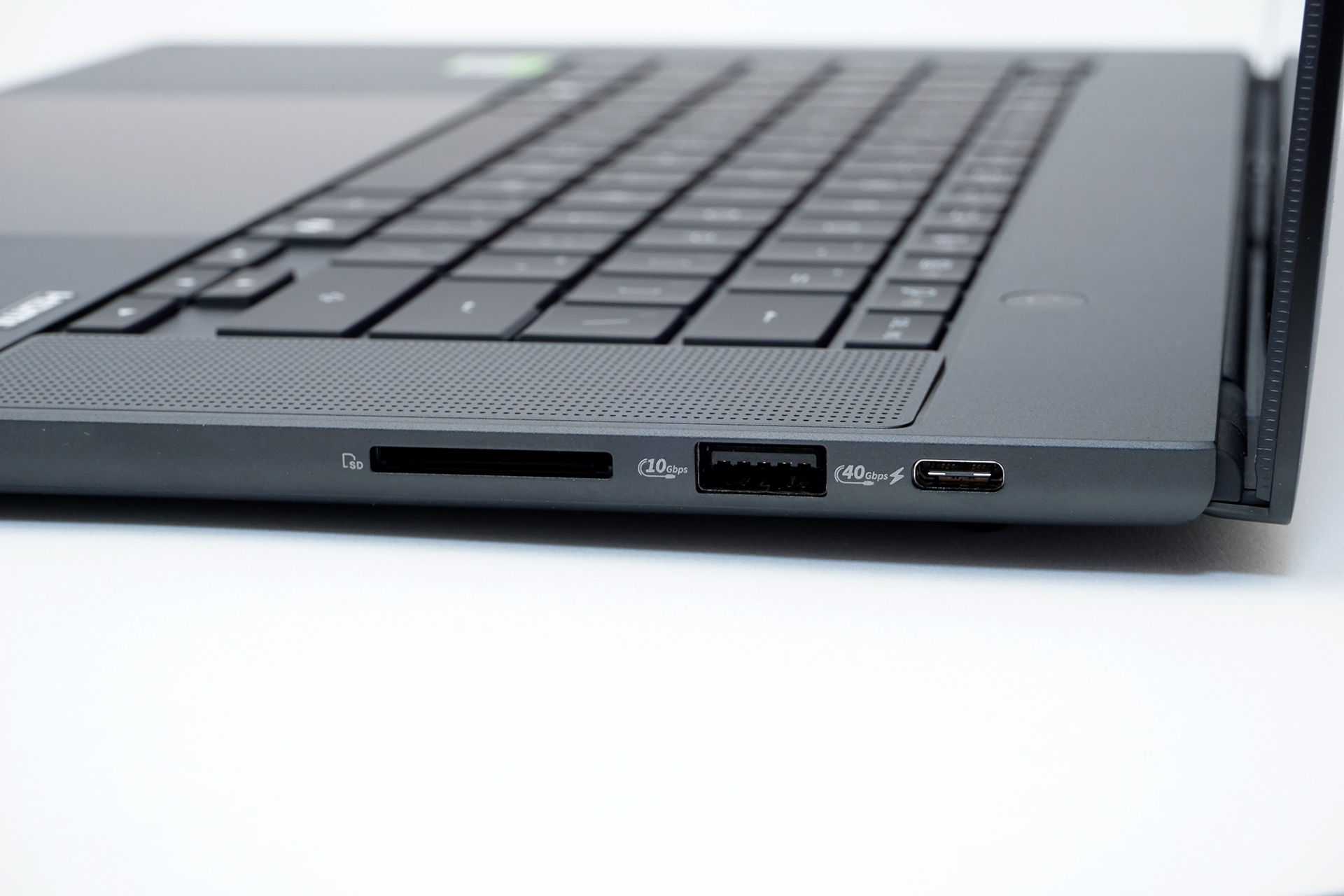 右側面はSDカードスロット、USB 3.2 Gen 2、USB4を備える