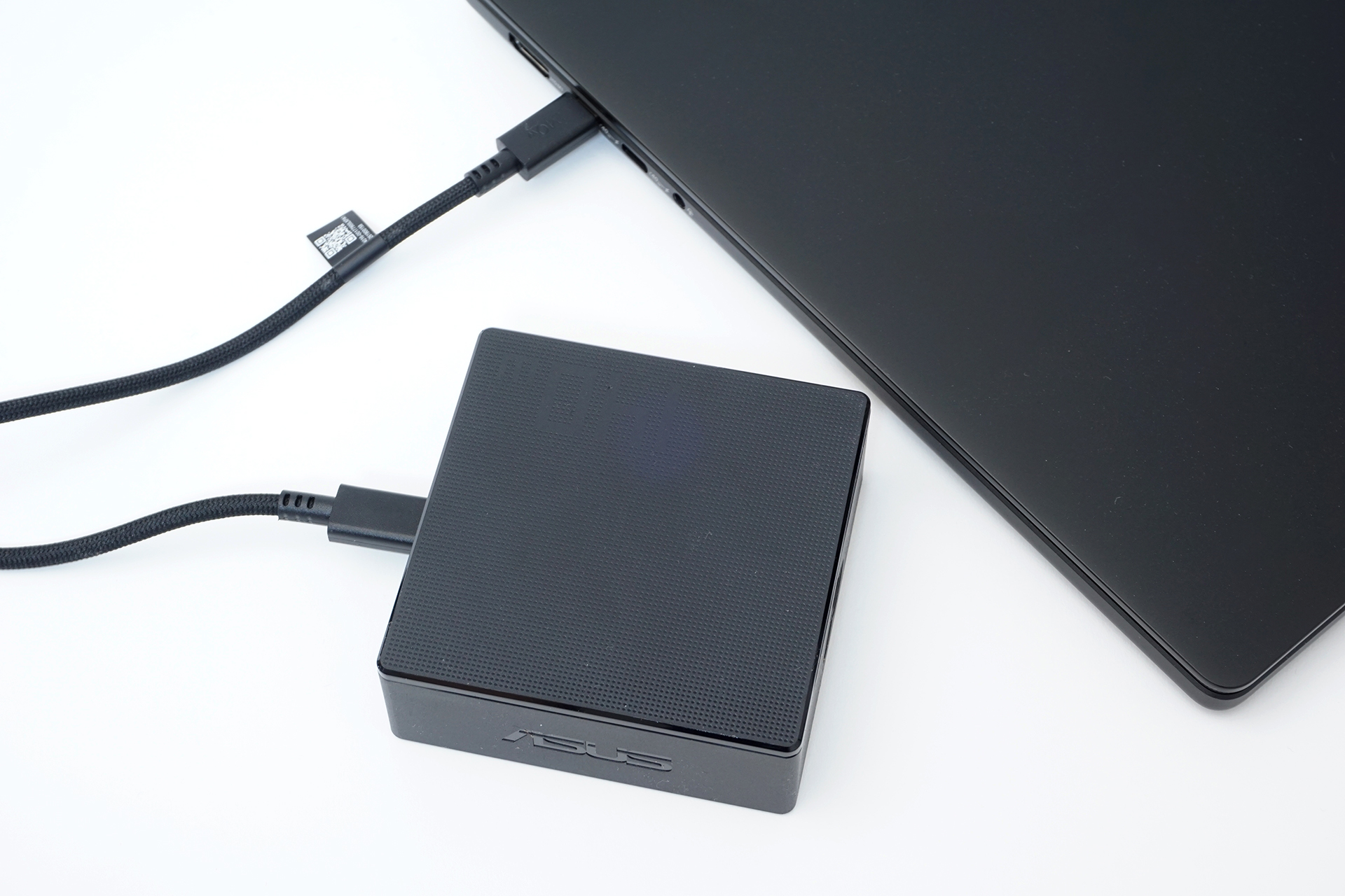 電源はType-C接続。公称140WのACアダプターを使用する構成となる